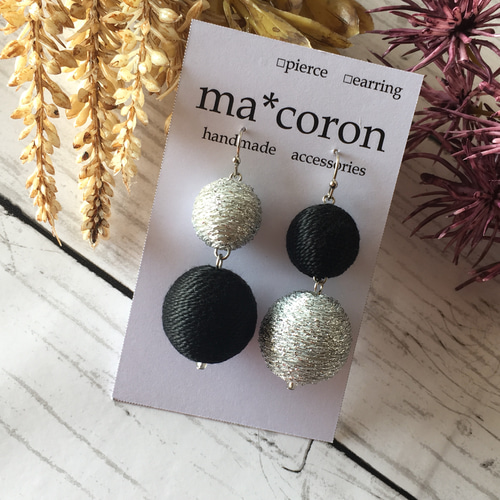 送料無料 3連ボンボンピアス／イヤリング ピアス（その他） ma*coron 
