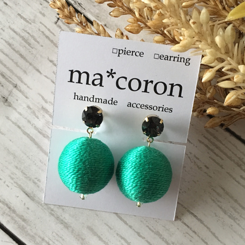 送料無料 3連ボンボンピアス／イヤリング ピアス（その他） ma*coron 