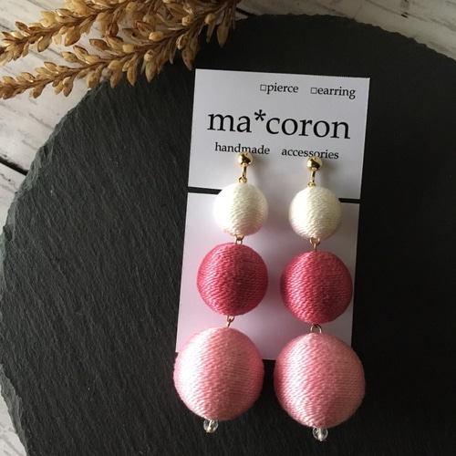 送料無料 3連ボンボンピアス／イヤリング ピアス（その他） ma*coron 