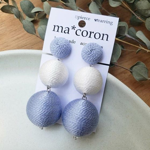 送料無料 3連ボンボンピアス／イヤリング ピアス（その他） ma*coron 