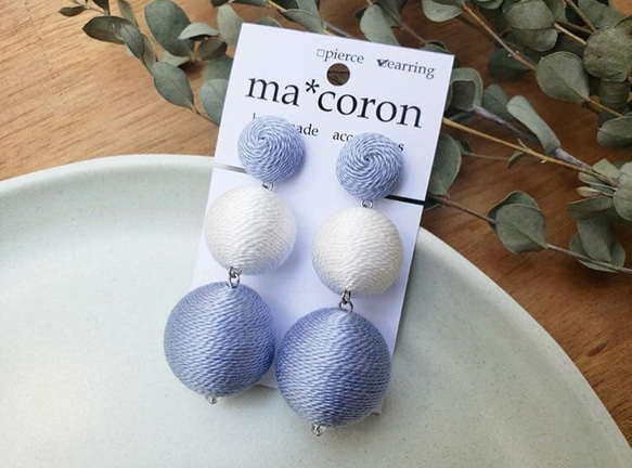 送料無料 3連ボンボンピアス／イヤリング ピアス（その他） ma*coron 