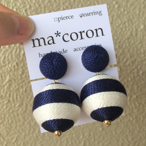 2連 ボーダーボンボンピアス／イヤリング ピアス（その他） ma*coron 