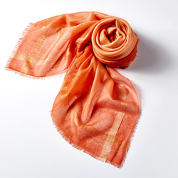 Edge silk dyeing shawl - Sunset orange 經典邊蠶絲緞染羊絨披肩 - 夕陽橘 第2張的照片