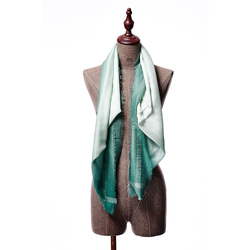 Edge silk dyeing shawl - Green Lake 經典邊蠶絲緞染羊絨披肩 - 湖水綠 第5張的照片