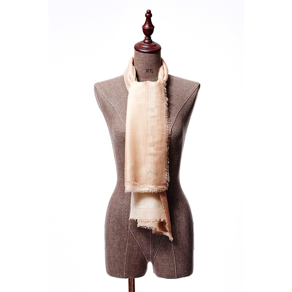 Edge silk dyeing shawl - Nude color 經典邊蠶絲緞染羊絨披肩 - 歐蕾色 第4張的照片