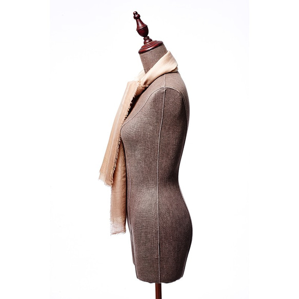 Edge silk dyeing shawl - Nude color 經典邊蠶絲緞染羊絨披肩 - 歐蕾色 第5張的照片