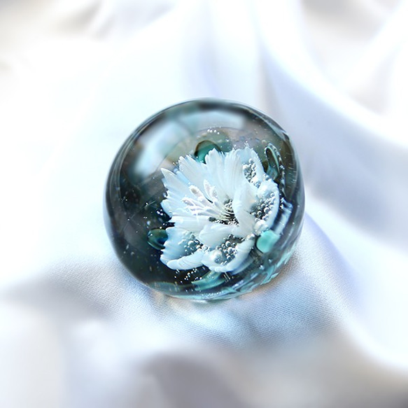 【インサイドアウト】白い花のペーパーウェイト・1【すがりか】 2枚目の画像