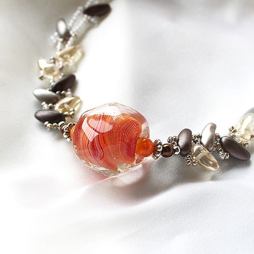 とんぼ玉】赤のデザインビーズネックレス ネックレス・ペンダント