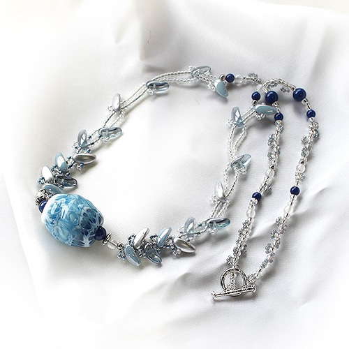 ハンドメイド 青と金のビーズネックレス（製）　一点もの　国家遺産 ハンドメイド 青と金のビーズネックレス（ウクライナ製） 一点