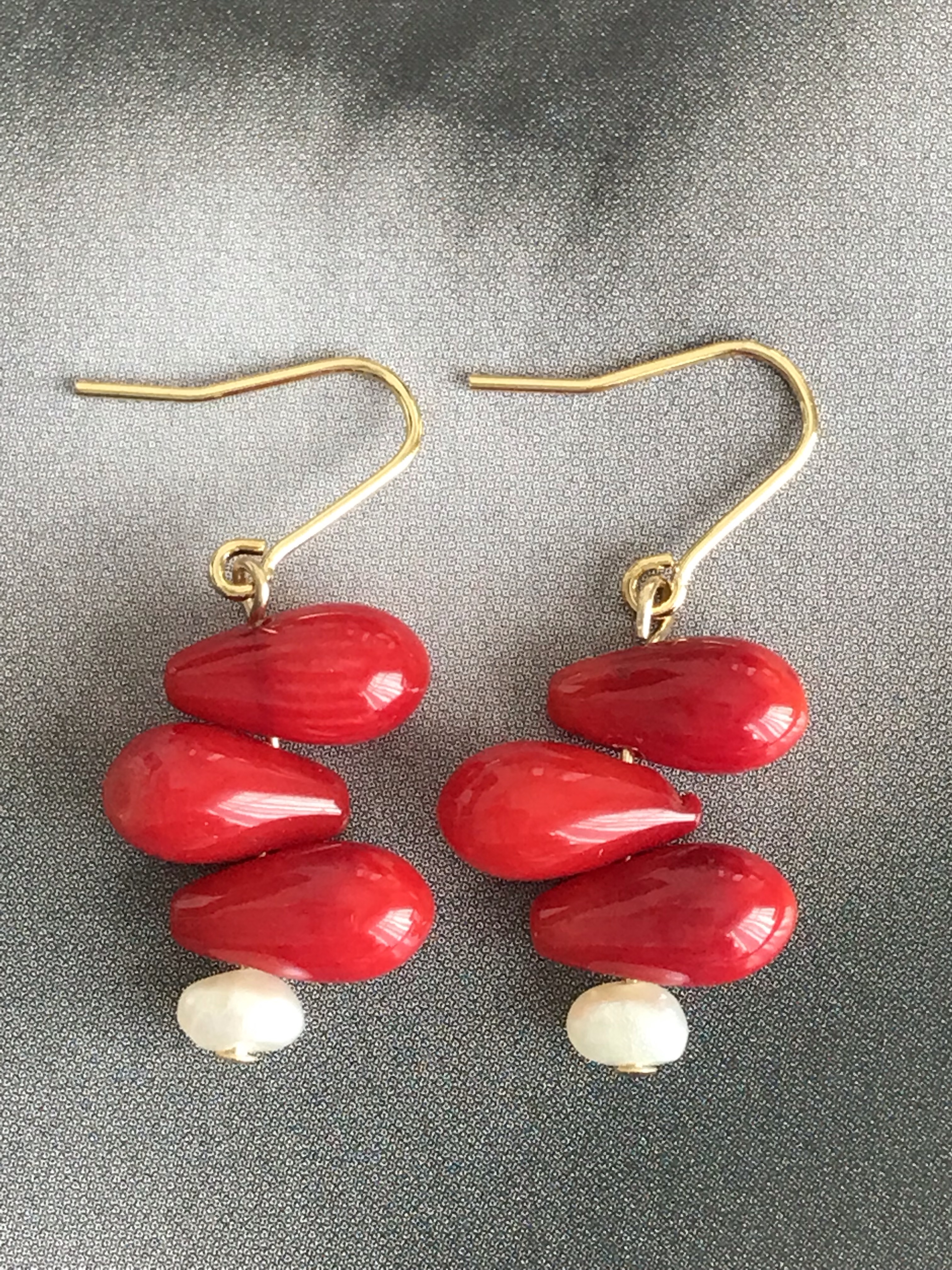 積み重ねた赤珊瑚と淡水パール♚ピアス/ノンホールピアス