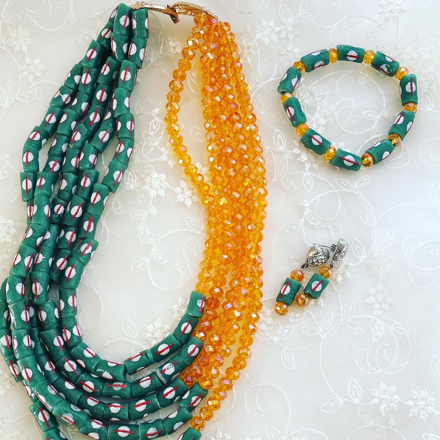 ガーナ　ビーズネックレス、ブレスレット、ピアスのセット 4,620円