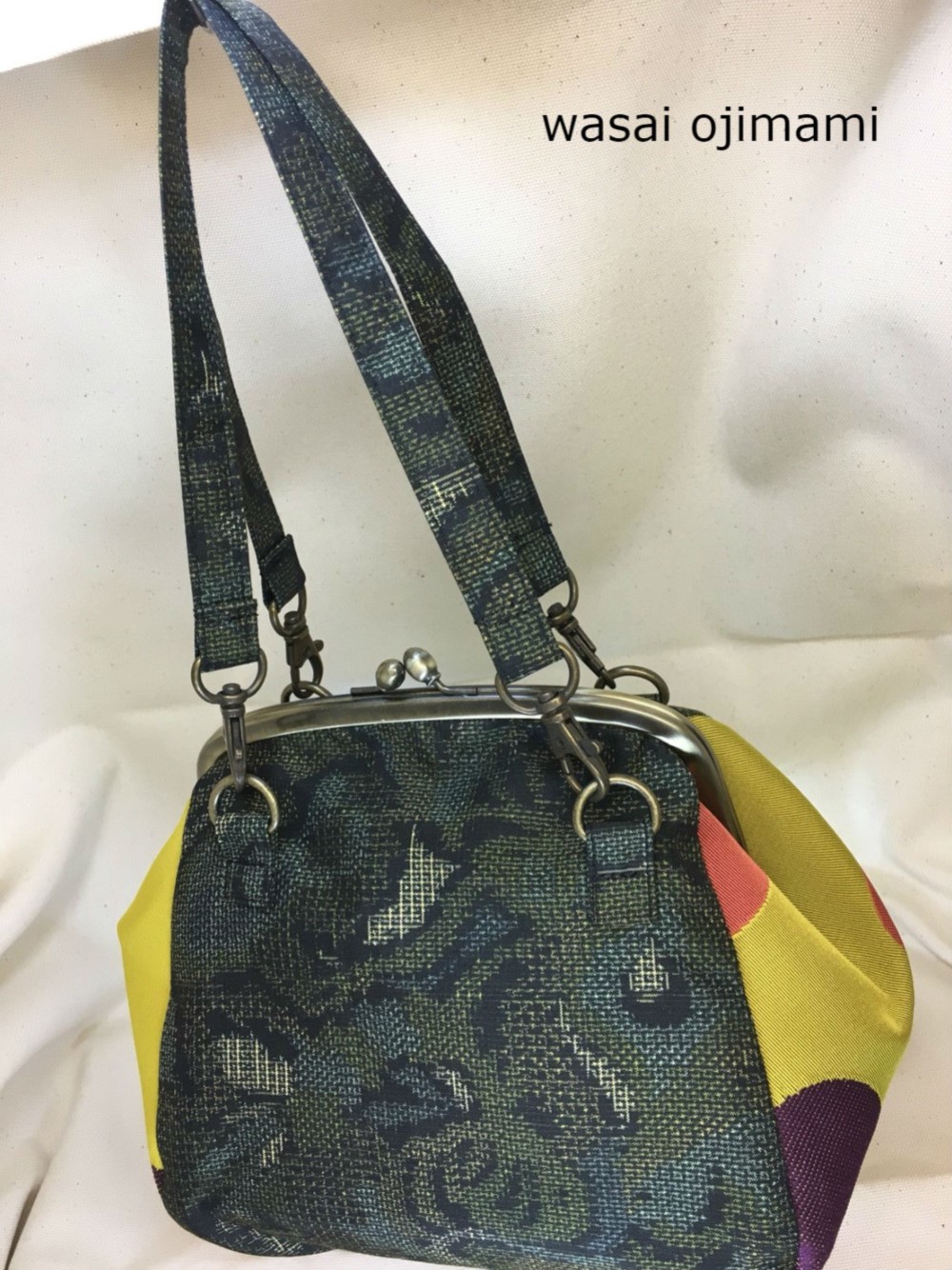 モダンな紬のがま口バッグ