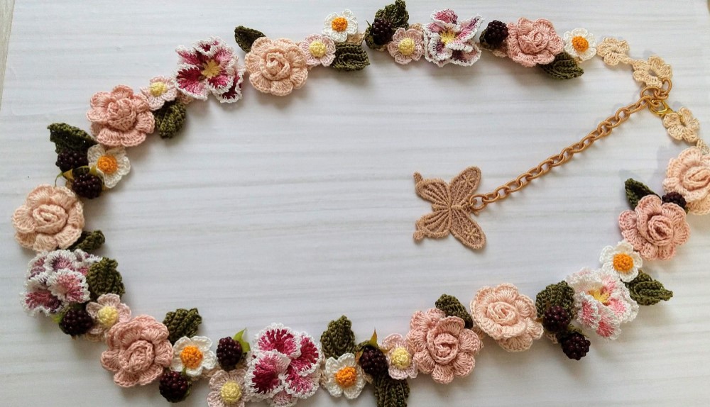 レース編み＊薔薇と木苺のロングネックレス