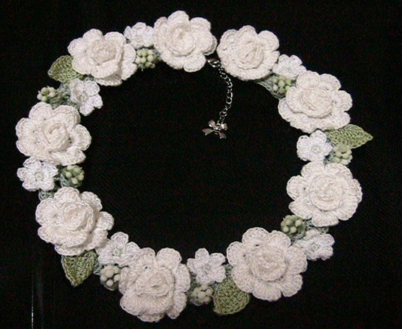 レース編み*白い薔薇の花冠ネックレス 2枚目の画像