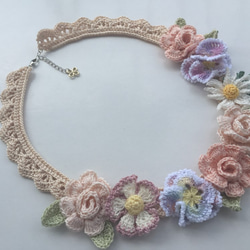 レース編み＊薔薇園のネックレス～コーラルピンク 1枚目の画像