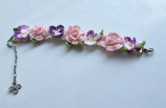 レース編み＊花×花ブレスレット（ピンクの薔薇と紫すみれ） 1枚目の画像