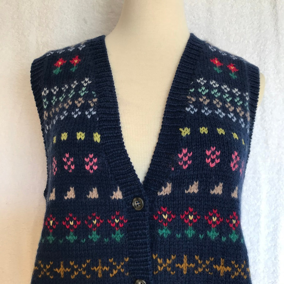 【再販！】 多色編み込み メリノウール100％の手編みカラフルベスト 紺色 Ｌサイズ 1枚目の画像