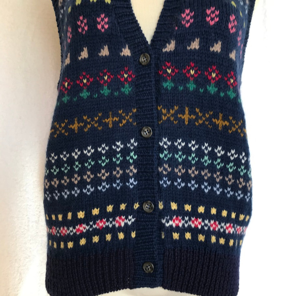 【再販！】 多色編み込み メリノウール100％の手編みカラフルベスト 紺色 Ｌサイズ 2枚目の画像