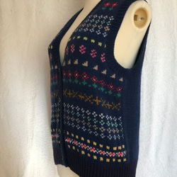 【再販！】 多色編み込み メリノウール100％の手編みカラフルベスト 紺色 Ｌサイズ 4枚目の画像