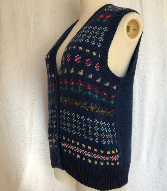 【再販！】 多色編み込み メリノウール100％の手編みカラフルベスト 紺色 Ｌサイズ 4枚目の画像