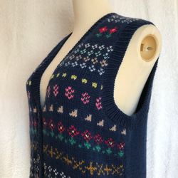 【再販！】 多色編み込み メリノウール100％の手編みカラフルベスト 紺色 Ｌサイズ 5枚目の画像