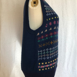 【再販！】 多色編み込み メリノウール100％の手編みカラフルベスト 紺色 Ｌサイズ 7枚目の画像
