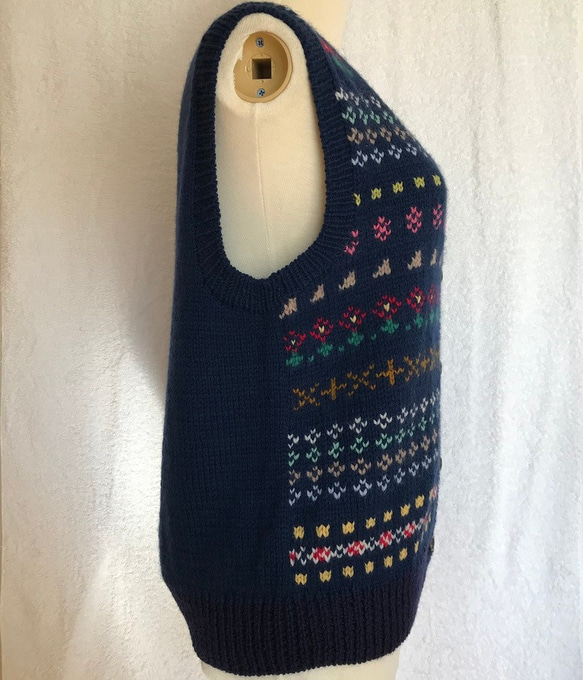 【再販！】 多色編み込み メリノウール100％の手編みカラフルベスト 紺色 Ｌサイズ 7枚目の画像