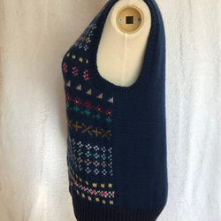 【再販！】 多色編み込み メリノウール100％の手編みカラフルベスト 紺色 Ｌサイズ 8枚目の画像