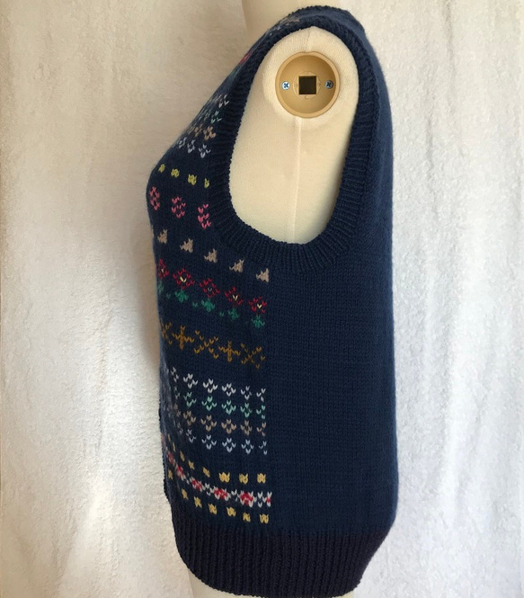 【再販！】 多色編み込み メリノウール100％の手編みカラフルベスト 紺色 Ｌサイズ 8枚目の画像