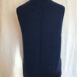 【再販！】 多色編み込み メリノウール100％の手編みカラフルベスト 紺色 Ｌサイズ 9枚目の画像