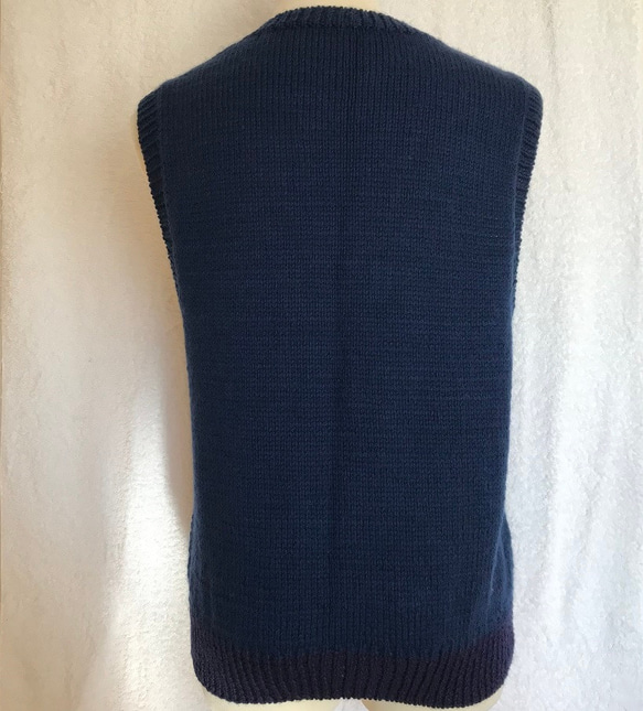 【再販！】 多色編み込み メリノウール100％の手編みカラフルベスト 紺色 Ｌサイズ 9枚目の画像