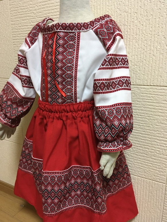 ウクライナ民族衣装 子供服 女の子用２ 4枚目の画像
