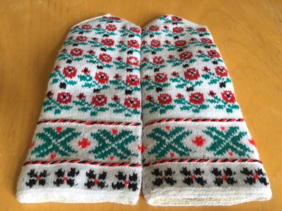 売り切れ！ 北欧雑貨 ラトビアのクルゼメ地方のミトン ゴブラン織り バラ ホワイト系 2枚目の画像
