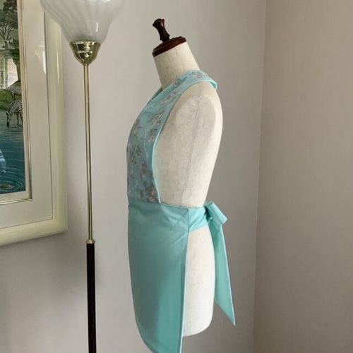 【タグ付き新品未使用】さえら 刺繍入りエプロン淡いグリーン色 タグ付き新品未使用】さえら 刺繍入りエプロン淡いグリーン色 タグ付き