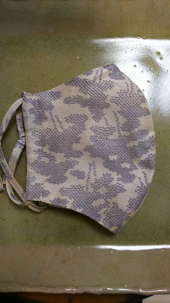 着物リメイク  シルク(白大島紬)夏用❗️立体マスク❣️ 2枚目の画像