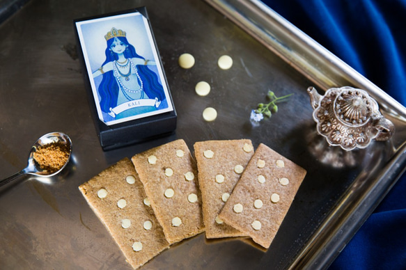 【革新の女神 KALI】スパイス&ホワイトチョコレートクッキー 箱入りカード型クッキー・女神のメッセージカード付 1枚目の画像