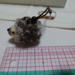 羊毛モコモコ ハリネズミバッグチャーム 2枚目の画像