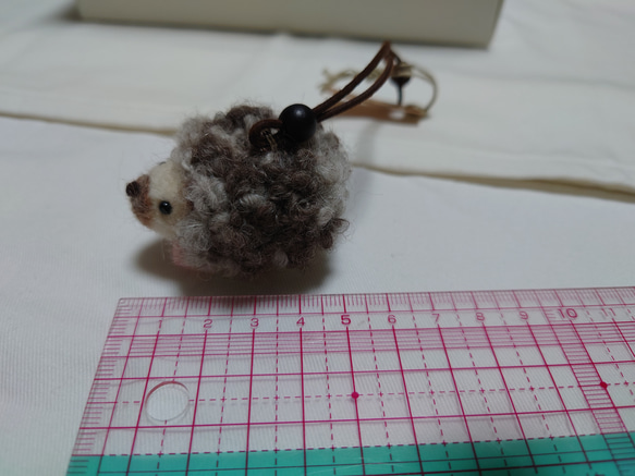 羊毛モコモコ ハリネズミバッグチャーム 2枚目の画像