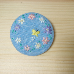 お花畑の刺繍ブローチ その1 ブルー 1枚目の画像
