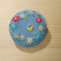 お花畑の刺繍ブローチ その2 ブルー 1枚目の画像