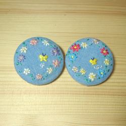 お花畑の刺繍ブローチ その2 ブルー 2枚目の画像