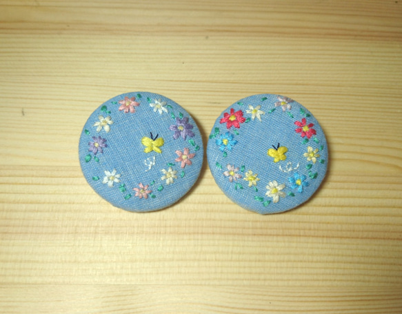 お花畑の刺繍ブローチ その2 ブルー 2枚目の画像