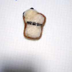 食パンとチビッ子パンダのブローチ 羊毛フェルト パン パンダ 2枚目の画像