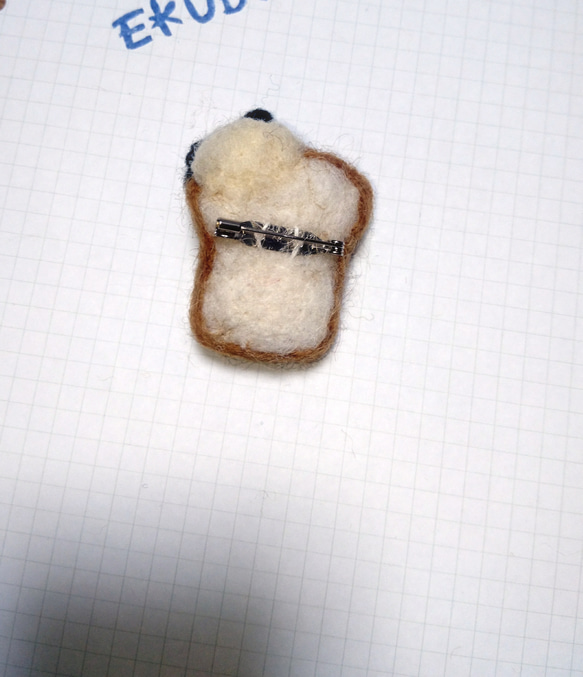 食パンとチビッ子パンダのブローチ 羊毛フェルト パン パンダ 2枚目の画像