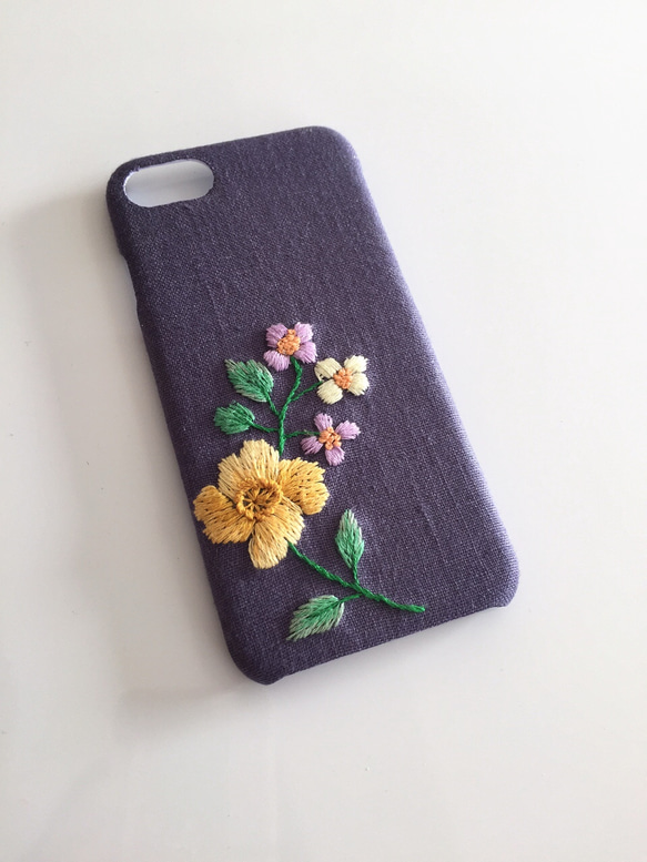 （再販）刺繍の花柄 iPhoneケース No.3 1枚目の画像