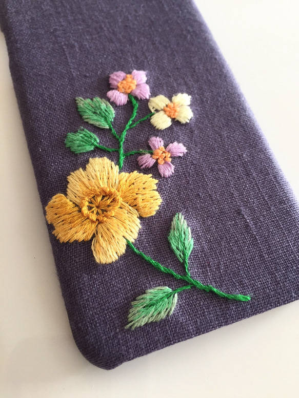 （再販）刺繍の花柄 iPhoneケース No.3 3枚目の画像
