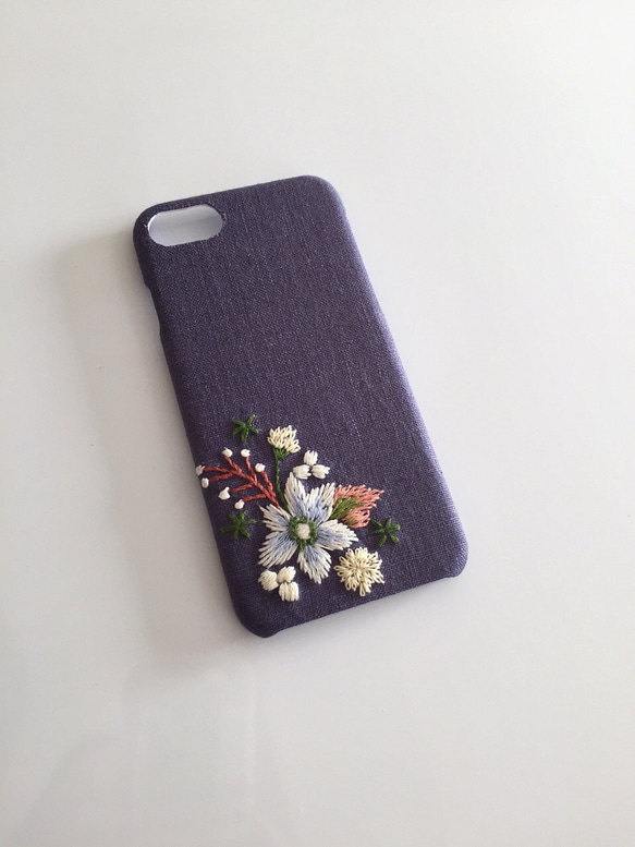 （再販）刺繍の花柄 iPhoneケース No.6 1枚目の画像