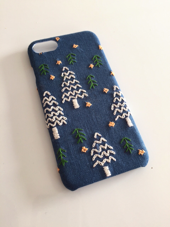 （再販）刺繍の雪降る森 iPhoneケース No.9 1枚目の画像