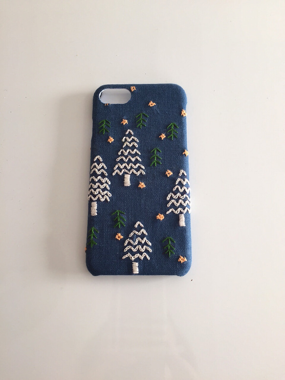 （再販）刺繍の雪降る森 iPhoneケース No.9 2枚目の画像