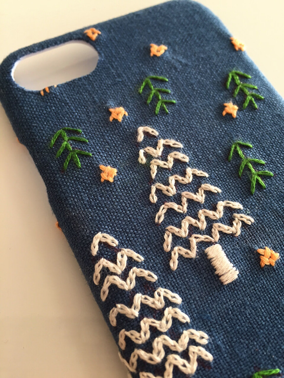 （再販）刺繍の雪降る森 iPhoneケース No.9 3枚目の画像